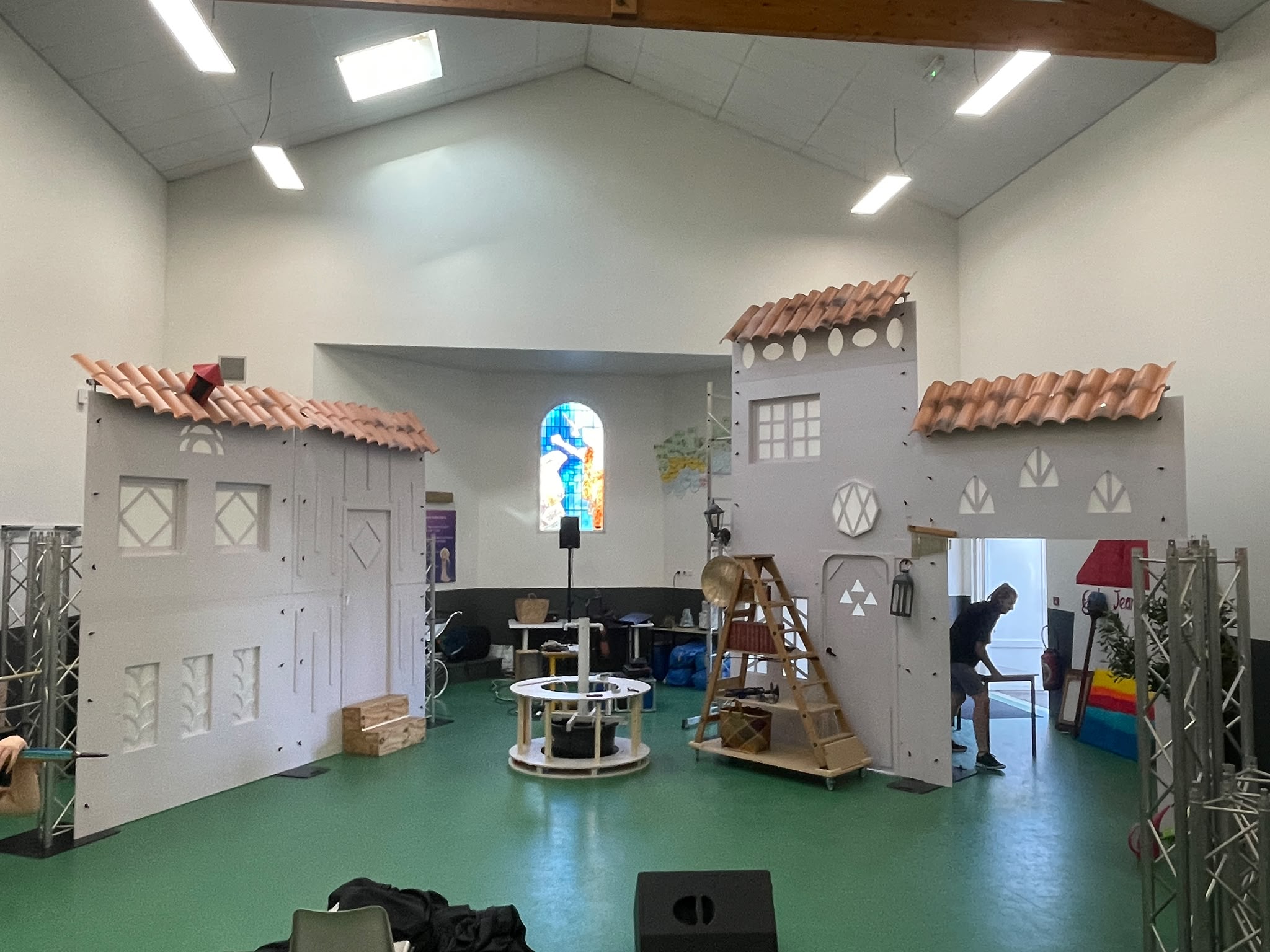 Le décor complet du village en cours d’installation